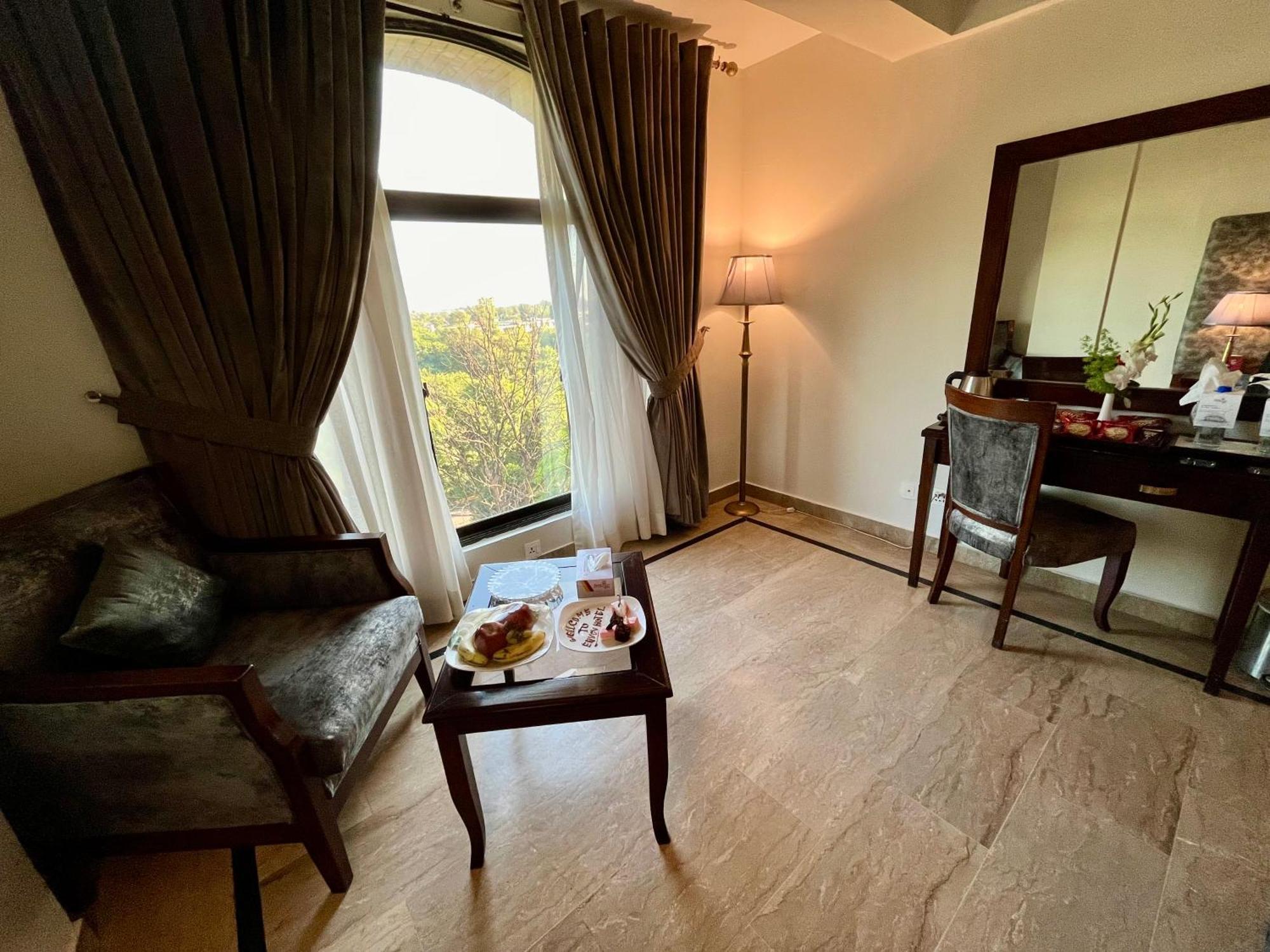 Envoy Continental Hotel Ισλαμαμπάντ Εξωτερικό φωτογραφία